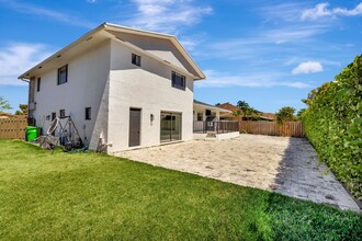 9340 NW 32nd St in Sunrise, FL - Foto de edificio - Building Photo