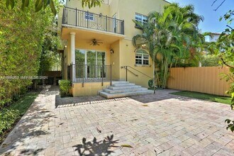 592 Fernwood Rd in Key Biscayne, FL - Building Photo - Building Photo