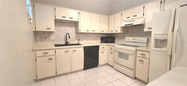 2101 Fox Chase Blvd in Palm Harbor, FL - Building Photo - Building Photo