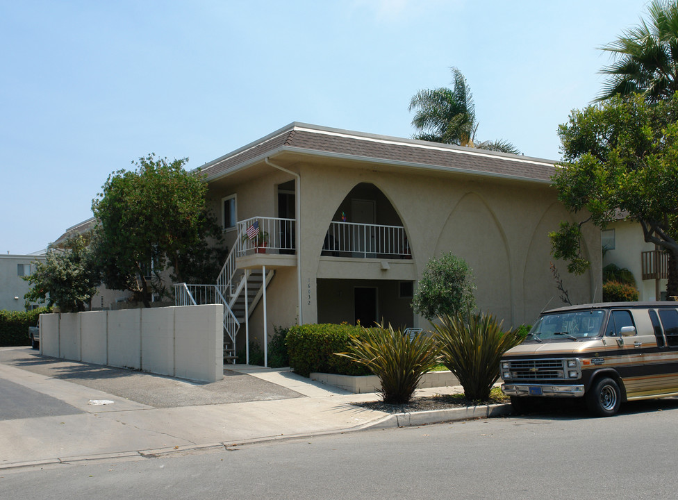 16032 Waikiki Ln in Huntington Beach, CA - Building Photo