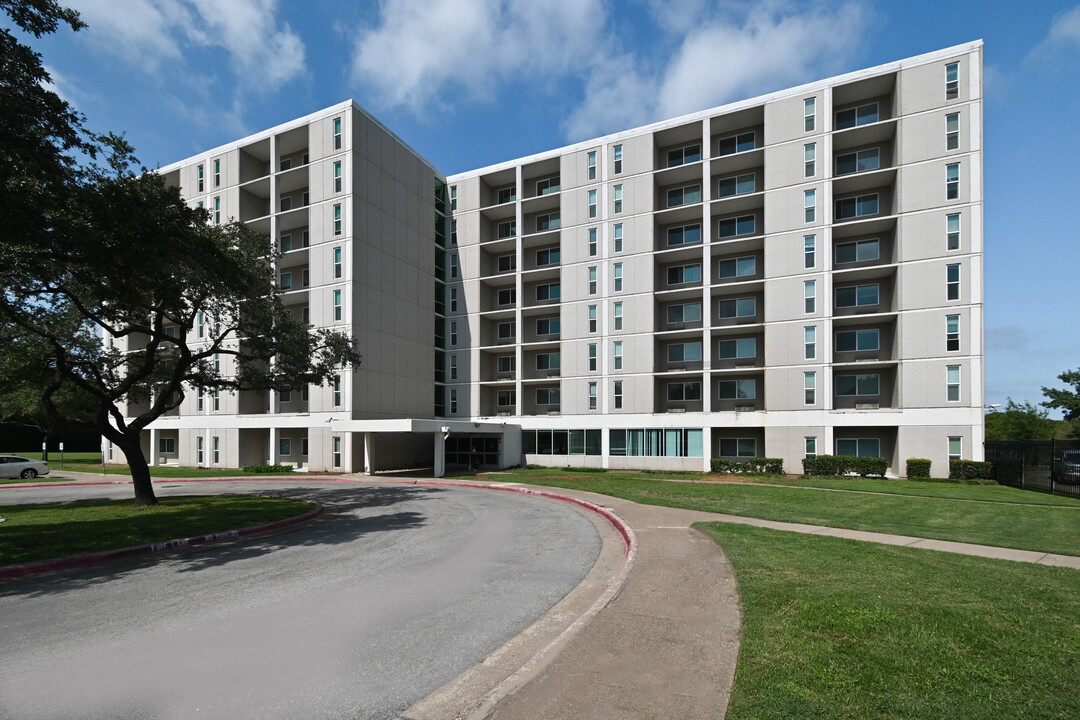 Lakeland Manor - 62+ Senior Apartments in Dallas, TX - Foto de edificio