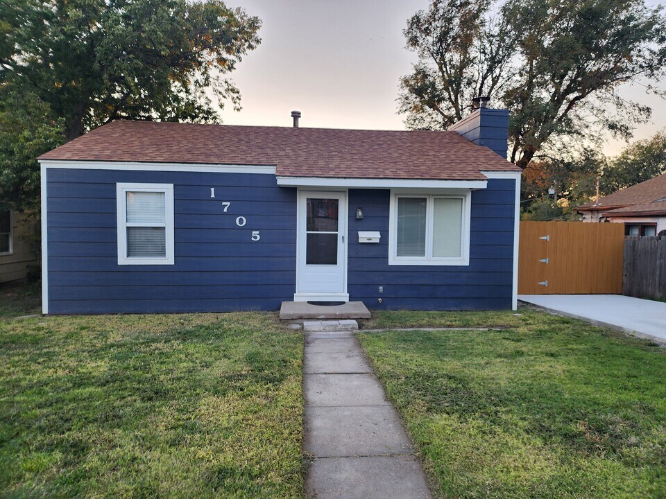 1705 Avenue G in Dodge City, KS - Building Photo