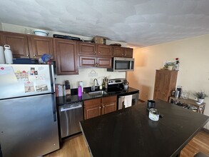 217 Holland St, Unit 2B in Somerville, MA - Building Photo - Building Photo