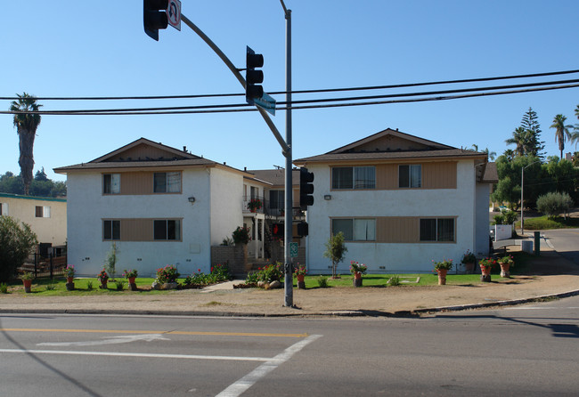 125 Palmyra Dr in Vista, CA - Foto de edificio - Building Photo