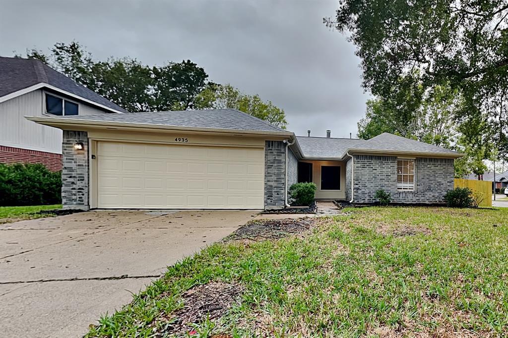 4935 Pecan Grove Dr in Pearland, TX - Building Photo