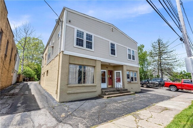 74 Northfield Rd in Bedford, OH - Foto de edificio - Building Photo