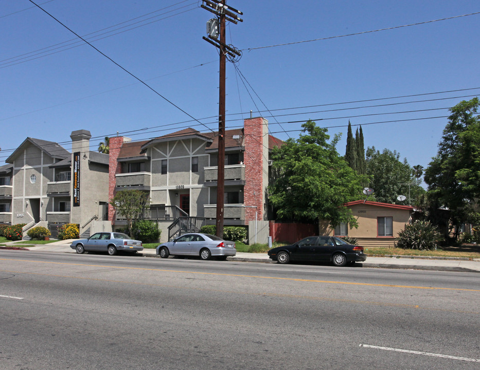 Vanowen Manor in Van Nuys, CA - Building Photo