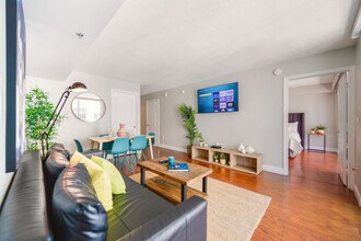 1200 Brickell Bay Dr in Miami, FL - Building Photo - Building Photo