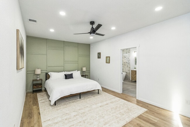 2306 E Houston St in San Antonio, TX - Building Photo - Building Photo