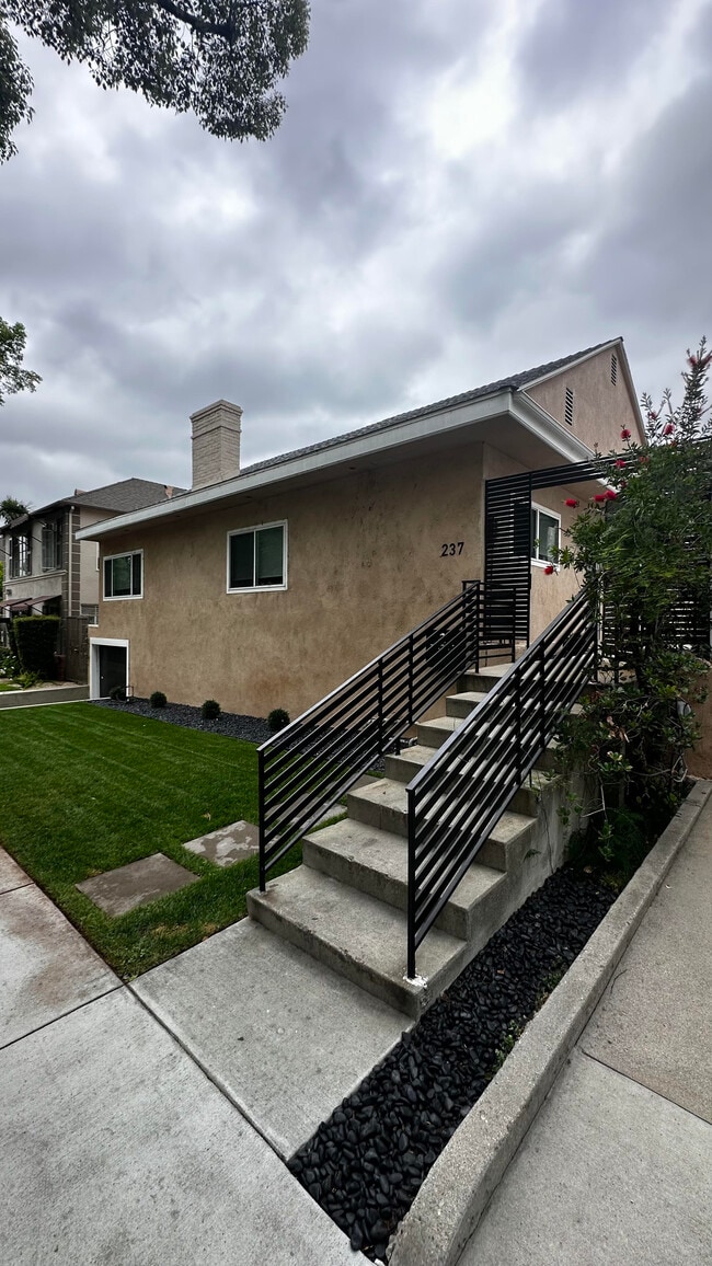 237 N Kenwood St, Unit B