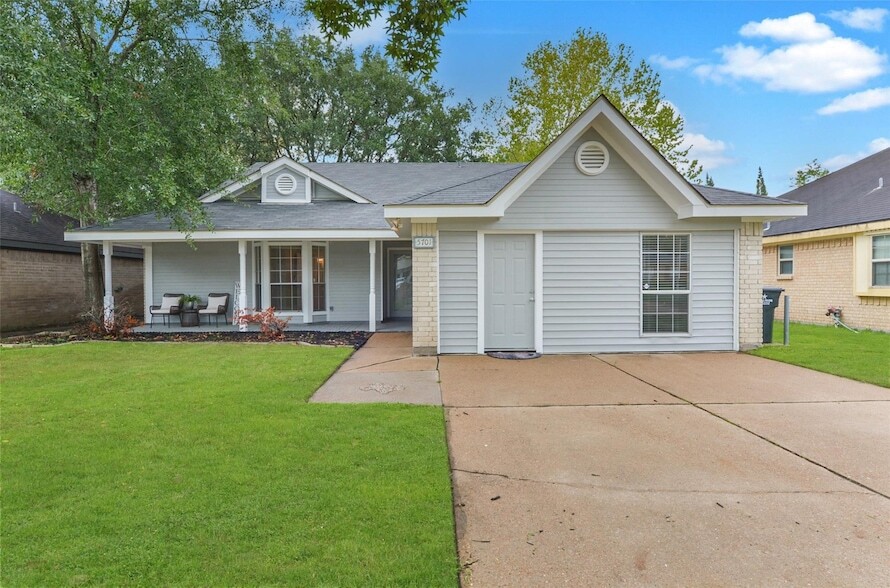 5701 Village Arbour Dr in Katy, TX - Building Photo