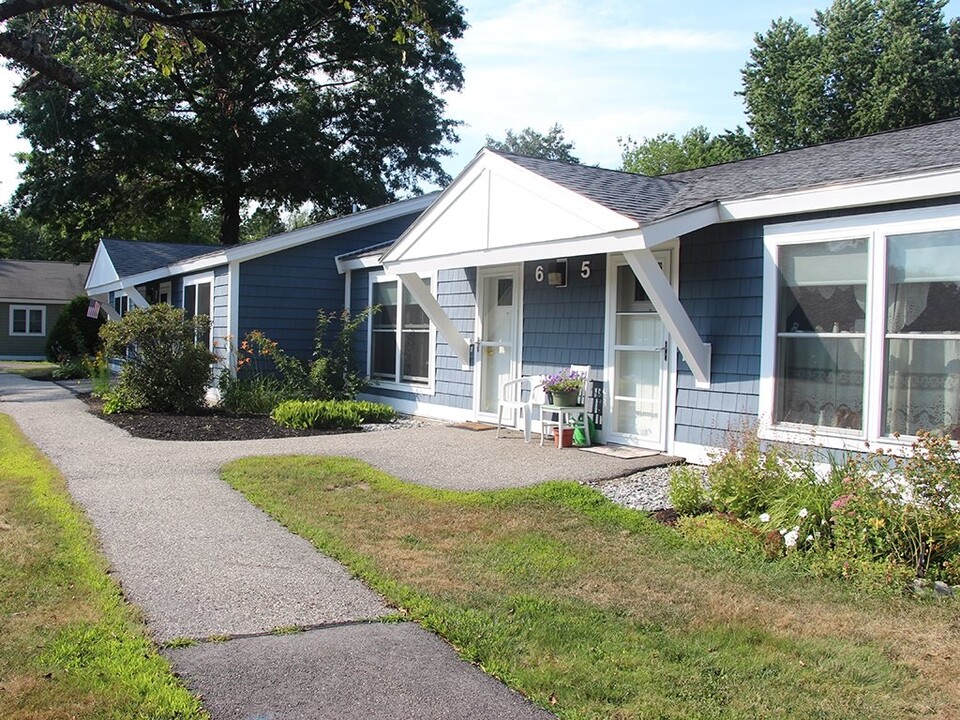 Golden Village in Saco, ME - Foto de edificio