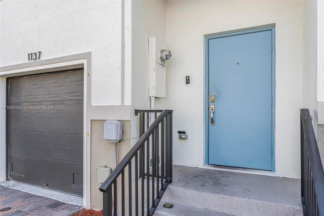 1137 SW 7th Ct in Florida City, FL - Building Photo