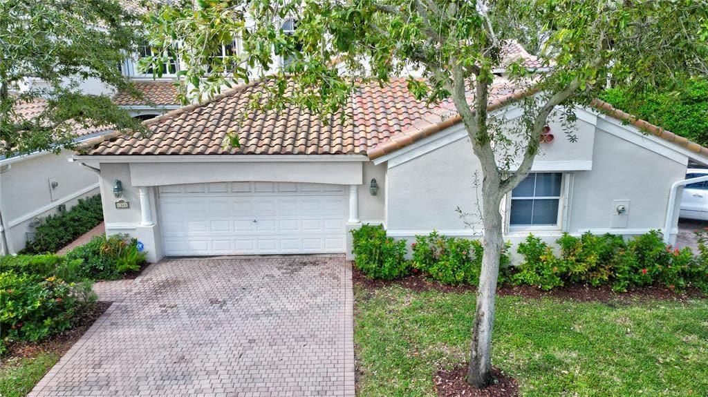 1364 Harbor Vw W in Hollywood, FL - Foto de edificio