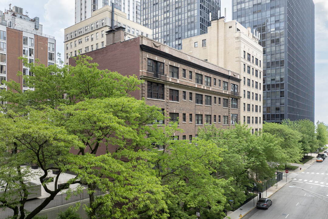 230 E Delaware Pl in Chicago, IL - Foto de edificio