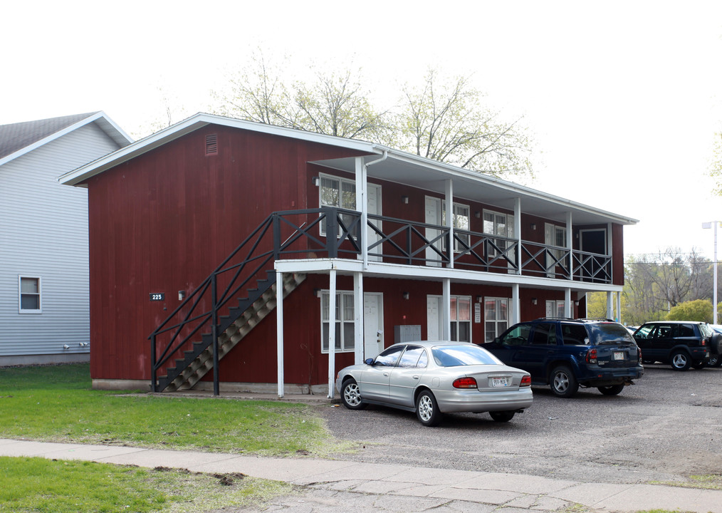 225 Chippewa St in Eau Claire, WI - Foto de edificio