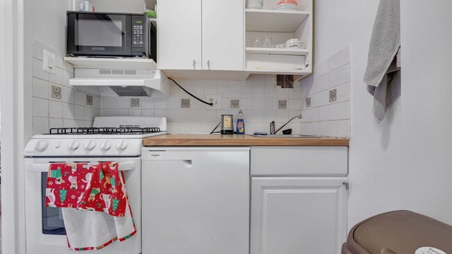 1021 Arlington Blvd, Unit 229 in Arlington, VA - Foto de edificio - Building Photo