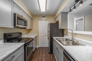 Royal Oaks Apartments in Franklin, TN - Building Photo