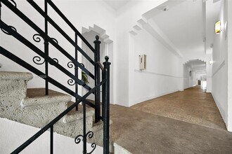 4035 Meridian Ave, Unit 202 in Miami Beach, FL - Foto de edificio - Building Photo