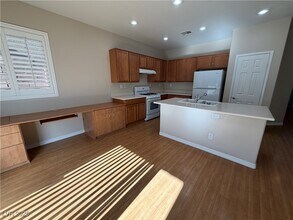 9233 W Sunny Oven Ct in Las Vegas, NV - Building Photo - Building Photo