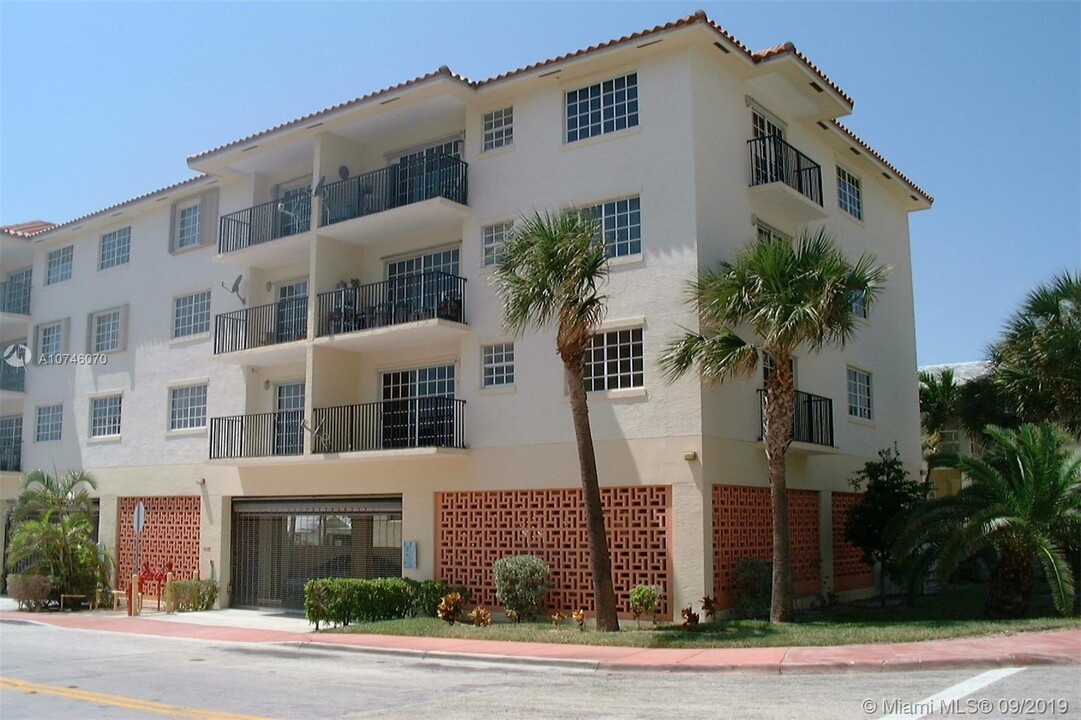 8900 Collins Ave in Surfside, FL - Building Photo