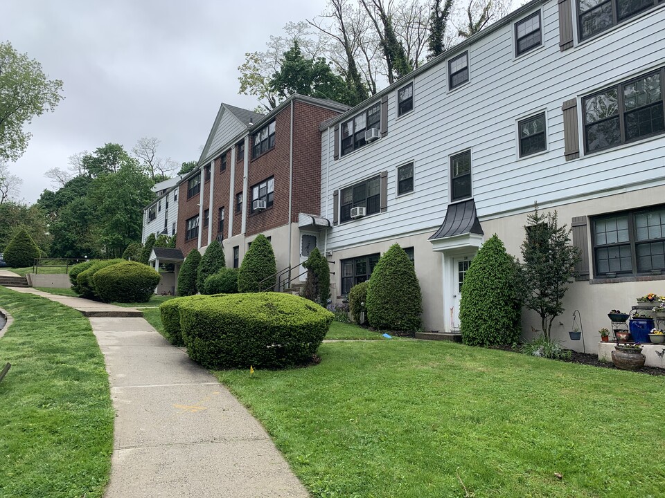 57 Cherokee Rd in Yonkers, NY - Building Photo