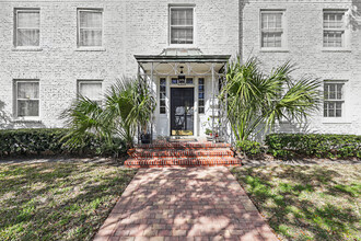 Charleston Court in Jacksonville, FL - Building Photo - Building Photo