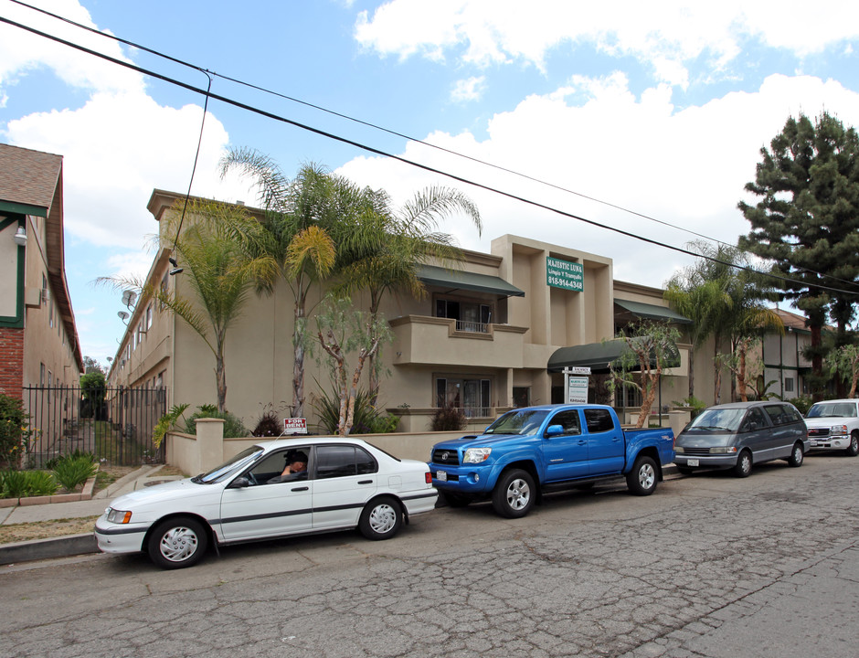 Majestic Luna in Canoga Park, CA - Building Photo