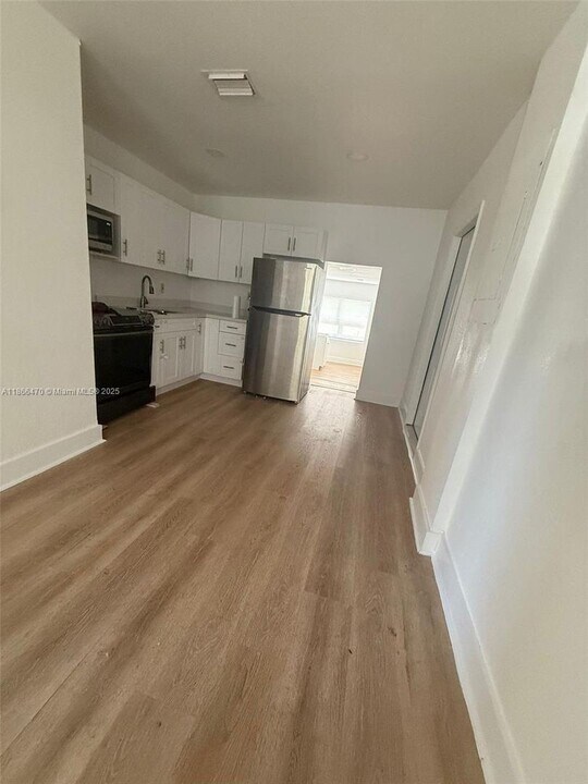 2424 NW 44th St in Miami, FL - Building Photo