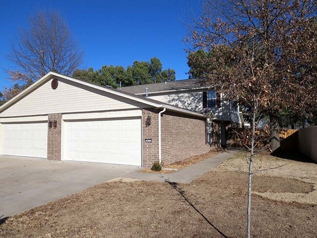 property at 822-824 N Daisy Ln