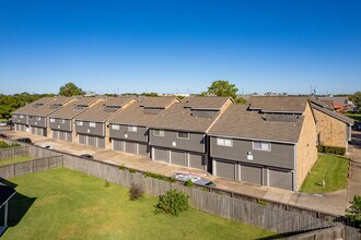 Willow Run Townhomes in Houston, TX - Building Photo - Building Photo
