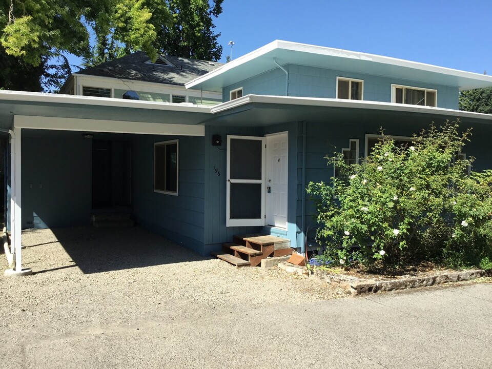 198-196 N Jefferson St in Eugene, OR - Building Photo