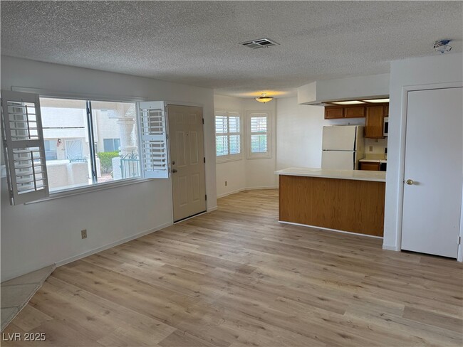 7933 Decker Canyon Dr in Las Vegas, NV - Building Photo - Building Photo