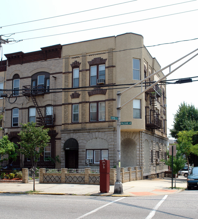 2400 Palisade Ave in Weehawken, NJ - Building Photo