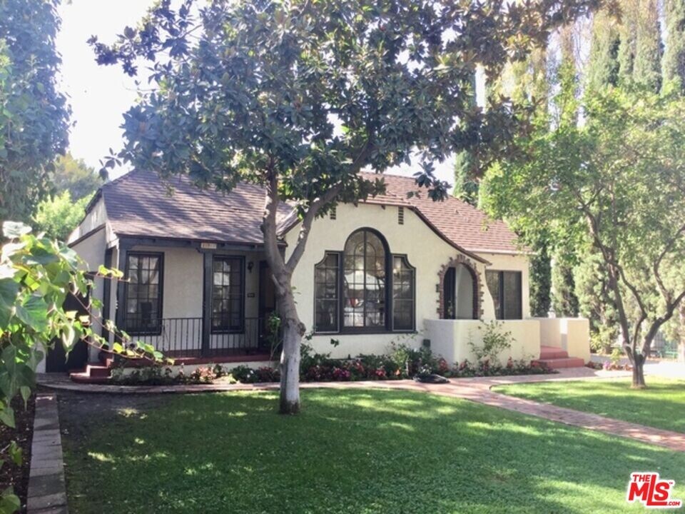 11916 Hartsook St in Los Angeles, CA - Building Photo