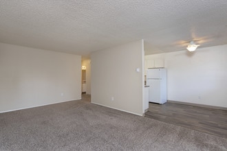 Royal Pines Apartments in Beaverton, OR - Foto de edificio - Building Photo