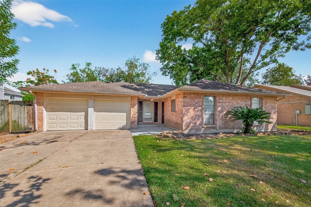811 Lochmoor Ln in Friendswood, TX - Building Photo