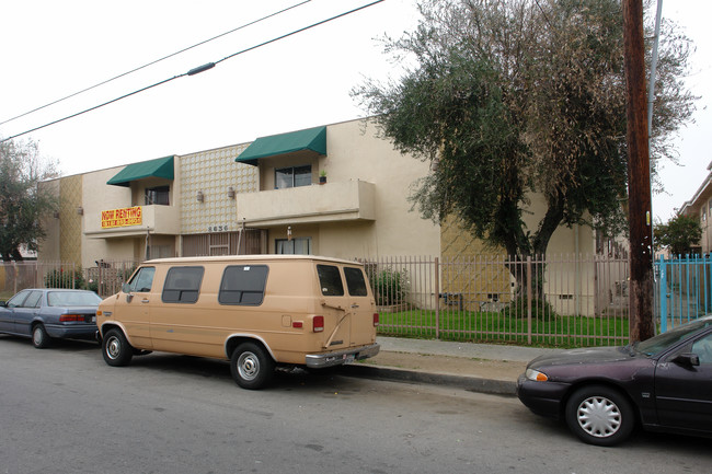 Willis Villas Apartments in Panorama City, CA - Building Photo - Building Photo