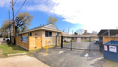 Glover Street Apartment Homes in Houston, TX - Building Photo - Building Photo