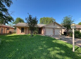 8447 Sterlingshire St in Houston, TX - Building Photo