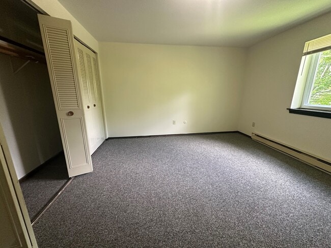 Hallmark Apartments in Agawam, MA - Foto de edificio - Building Photo
