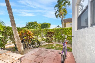 9851 Sandalfoot Blvd in Boca Raton, FL - Building Photo - Building Photo