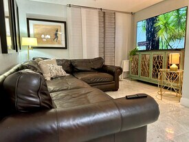 2194 NE 167th St in North Miami Beach, FL - Building Photo