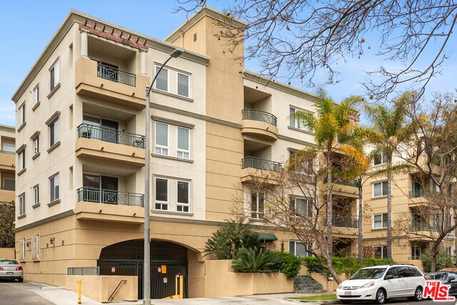 325 Arnaz Dr-Unit -203 in Los Angeles, CA - Building Photo