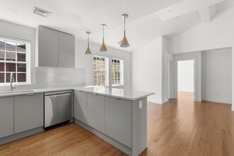 17 Main St-Unit -2 in Hopkinton, MA - Foto de edificio - Building Photo