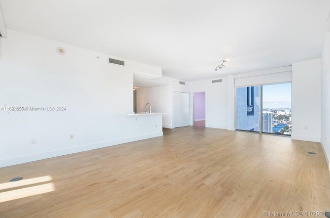 90 SW 3rd St, Unit 4004 in Miami, FL - Building Photo - Building Photo