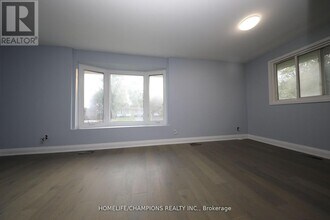 9 Stoney Creek Dr in Toronto, ON - Building Photo - Building Photo