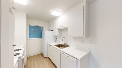 541 Alameda del Prado in Novato, CA - Building Photo - Building Photo