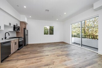 5044 Laurel Canyon Blvd in Valley Village, CA - Building Photo - Building Photo