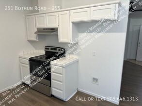 251 Bothun Rd in Turlock, CA - Building Photo - Building Photo